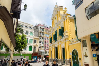 Macau - 28 Haziran 2023: Macau 'da hediyelik eşya dükkanı caddesi