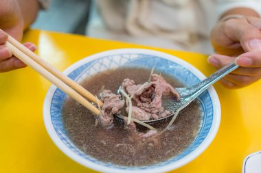 Tayvan gıda mağazasında taze çiğ et çorbası.