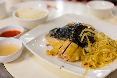 Restoranda buğulanmış tavuk tabağı.