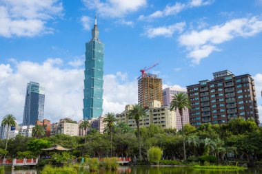 Taipei, Tayvan - 02 Ekim 2023: Mavi gökyüzü üzerinde Taipei şehir simgesi