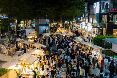 Taipei, Tayvan - 29 Ekim 2023: Taipei 'nin Zhongshan ilçesindeki sokak gece marketi