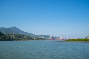 Taipei - 07 Aralık 2023: Taipei şehrinin Tamsui bölgesinde nehir