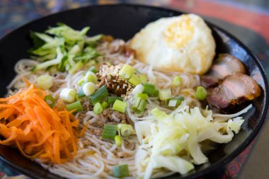 Pirinç vermicelli ve ızgara domuz eti.