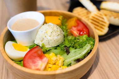 Tahta kasede taze salata.