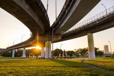 Gün batımında Taipei 'deki Riverside Parkı