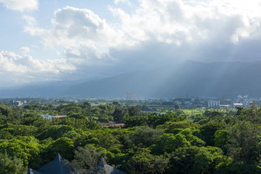 Tayvan 'ın Yilan kırsalında güneş ışığı parlıyor