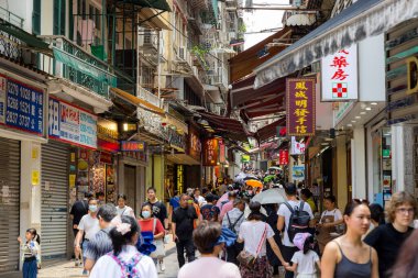 Macau - 28 Haziran 2023: Macau 'da hediyelik eşya dükkanı caddesi