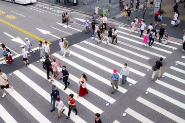 Taipei, Tayvan - 02 Ekim 2023: Xinyi ilçesinde yolun karşısına geçen insanların en iyi görüntüsü