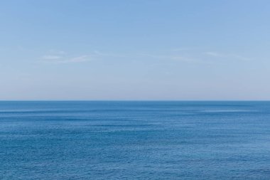 Deniz ve mavi gökyüzü