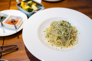 Beyaz tabakta peynirli makarna