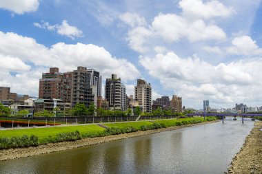 Taipei, Tayvan - 25 Temmuz 2023: Taipei şehri nehir kıyısında ufuk çizgisi