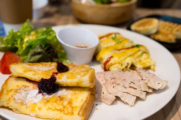 Tost Tavuk Fileto Ile Bütün Gün Kahvaltı — Stok fotoğraf