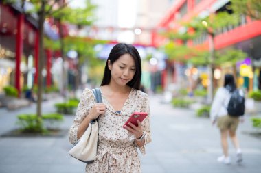 Cep telefonu şehirde kadın kullanımı