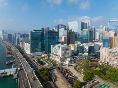 Hong Kong - 31 Aralık 2021: İHA Kowloon tarafında Hong Kong üzerinde uçuyor