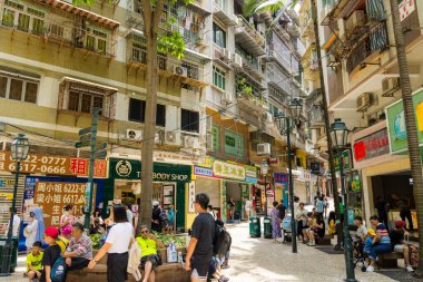 Macau - 28 Haziran 2023: Macau 'da hediyelik eşya dükkanı caddesi