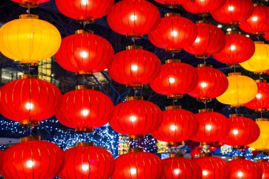 Sokakta asılı duran fener.