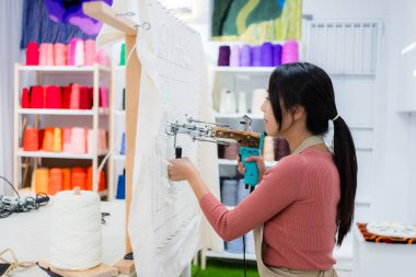 Stüdyoda halıdan yapılmış bir kadın.