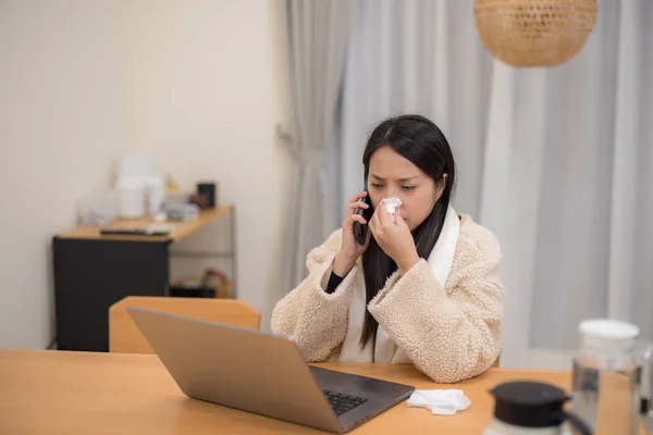 Mulher Ficar Frio Casa Chamando Celular Com Seu Computador Portátil — Fotografia de Stock