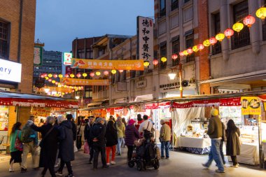 Taipei, Tayvan - 26 Ocak 2024: Taipei City 'deki Dihua caddesinde yeni yıl geleneksel pazarı