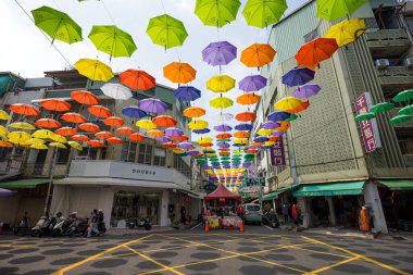 Tayvan - 02 Şubat 2024: Tayvan 'ın Kaohsiung şehrinde Hou Yi Alışveriş Sokağı' nda asılı renkli şemsiyeler