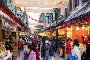 Taipei, Tayvan - 26 Ocak 2024: Taipei City 'deki Dihua caddesinde yeni yıl geleneksel pazarı