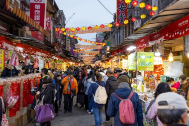 Taipei, Tayvan - 26 Ocak 2024: Taipei City 'deki Dihua caddesinde yeni yıl geleneksel pazarı