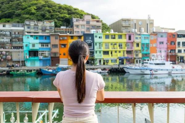 Seyahat eden bir kadın Tayvan 'ın Keelung kentindeki Zhengbin balık limanını ziyaret ediyor.