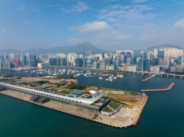 Hong Kong - 31 Aralık 2021: İHA Kowloon tarafında Hong Kong üzerinde uçuyor