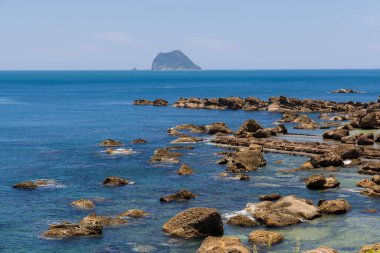 Mavi gökyüzü ile kıyı şeridi denizi