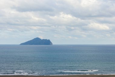 Tayvan 'ın Yilan şehrinde Guishan Adası ile güneşli bir gün.
