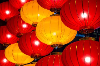 Sokakta asılı duran fener.