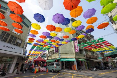 Tayvan - 02 Şubat 2024: Tayvan 'ın Kaohsiung şehrinde Hou Yi Alışveriş Sokağı' nda asılı renkli şemsiyeler
