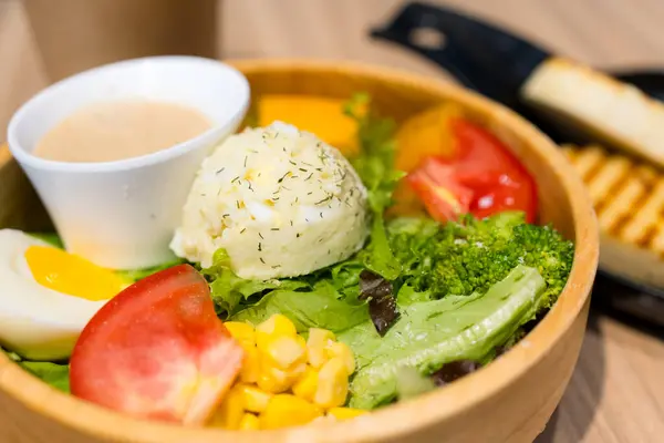 Salada Fresca Tigela Madeira — Fotografia de Stock