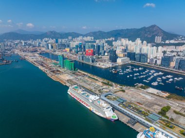 Hong Kong - 10 Aralık 2021: Kowloon 'un doğu yakasındaki Hong Kong şehrinin üst manzarası