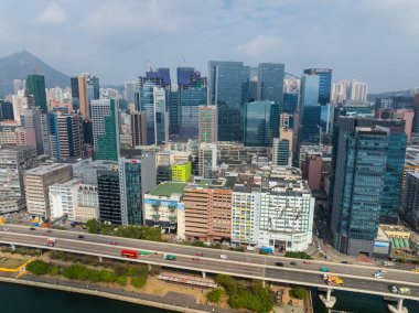 Hong Kong - 31 Aralık 2021: İHA Kowloon tarafında Hong Kong üzerinde uçuyor