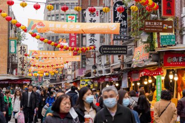 Taipei, Tayvan - 26 Ocak 2024: Taipei City 'deki Dihua caddesinde geleneksel Çin yeni yılı pazarı