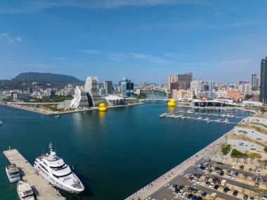 Kaohsiung, Tayvan - 01 Şubat 2024: Plastik sarı ördekli kaohsiung şehrinin üst manzarası
