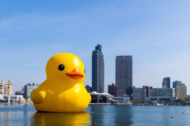 Tayvan - 02 Şubat 2024: Tayvan 'daki Kaohsiung Körfezi' nde sarı ördek