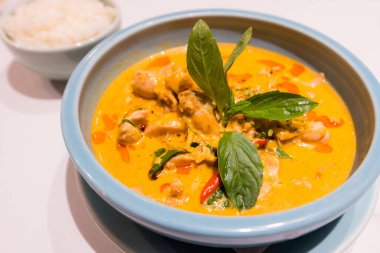 Soslu körili tavuk.