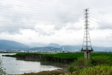 Taipei, Tayvan - 01 Aralık 2023: Tamsui nehir manzaralı Taipei şehri