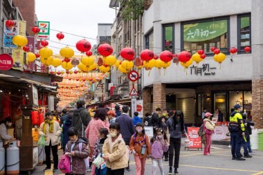 Taipei, Tayvan - 26 Ocak 2024: Taipei City 'deki Dihua caddesinde geleneksel Çin yeni yılı pazarı