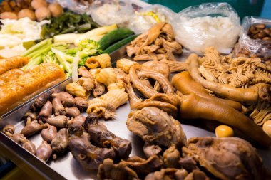 Soya soslu domuz eti sokak pazarında satılıyor.