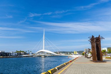 Tayvan - 02 Şubat 2024: Tayvan 'ın Kaohsiung limanındaki Büyük Liman Köprüsü Sahnesi