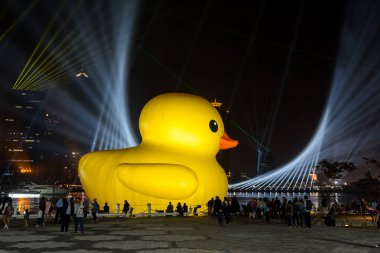 Tayvan - 31 Ocak 2024: Kaohsiung Körfezi gece gösterisi altında lastik ördekle