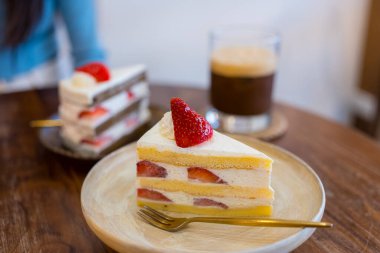 Kahveli çilekli kek.