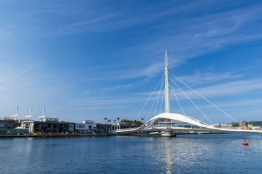 Tayvan - 02 Şubat 2024: Tayvan 'ın Kaohsiung limanındaki Büyük Liman Köprüsü Sahnesi