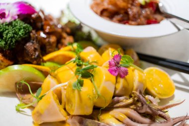 Tabağında mürekkep balığı olan Asya mutfağı.