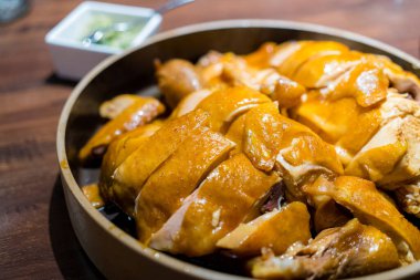 Restorandaki tabakta bir dilim tavuk.