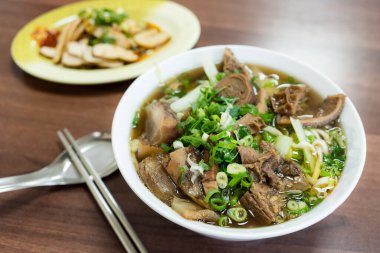 Restoranda haşlanmış etli şehriye çorbası.