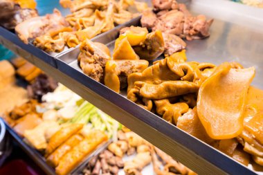 Soya soslu domuz eti sokak pazarında satılıyor.